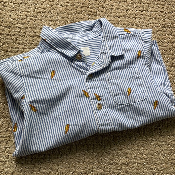 Super cute button down - Picture 3 of 4